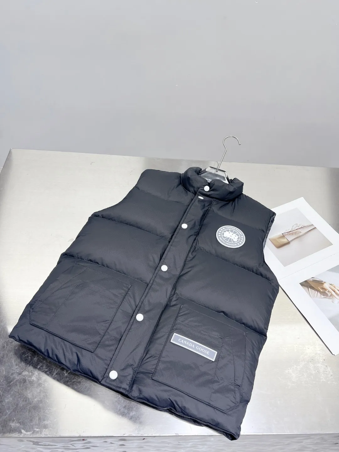 P480 𝗖𝗔𝗡𝗔𝗗𝗔 𝗚𝗢𝗢𝗦𝗘/Canada Goose White Label Glacier Vest Down Jacket Freestyle Vest THEICON This excellent down-filled vest can be freely layered with a variety of clothes, making it a favorite during the changing seasons. It's classic, versatile and provides excellent warmth. The Northern Lights capsule collection is reimagined in rich tones inspired by the stunning colors of Canada's north. The Glacial Haze capsule collection is revamped with a striking and layered color palette that evokes the feeling of being caught in the mist surrounding icebergs and glaciers. The top original replica version refers to the highest version in China (there is no one) (it is a piece of craftsmanship to make a piece of clothing that is ZP when placed in the counter) 1⃣ Made of original custom-made double plain 9500-100% nylon nylon fabric, windproof, waterproof and stain-resistant 2⃣ Filled with national standard Guangzhou Inspection white duck down, the amount of down is more than twice that of ordinary goods.  3⃣The zipper is customized from Yoshida YKK factory, with clear engraving and perfect and smooth texture. 4⃣Collar label, armband, back label, hangtag, complete anti-counterfeiting mark. Color: black, white, mood blue, melted water blue, graphite gray, purple. Size: XS S M L XL XXL
